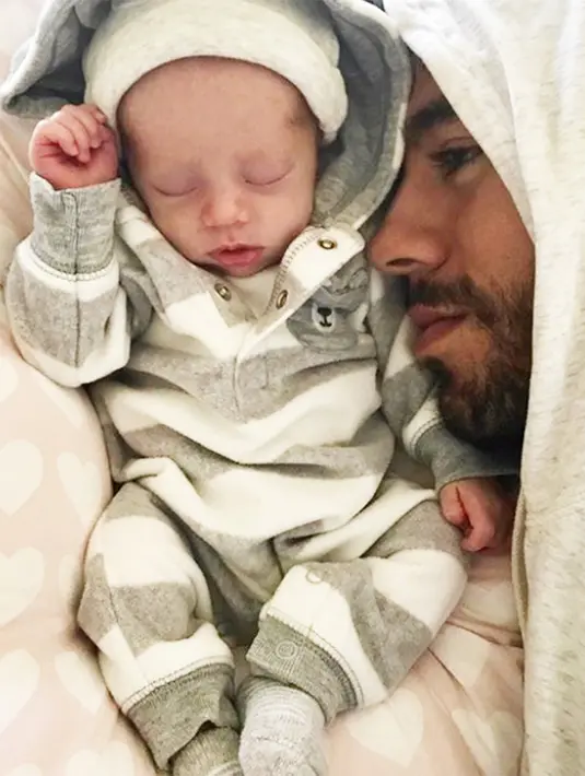 Enrique Iglesias pun berfoto dengan salah satu anak kembarnya. (Instagram/EnriqueIglesias)