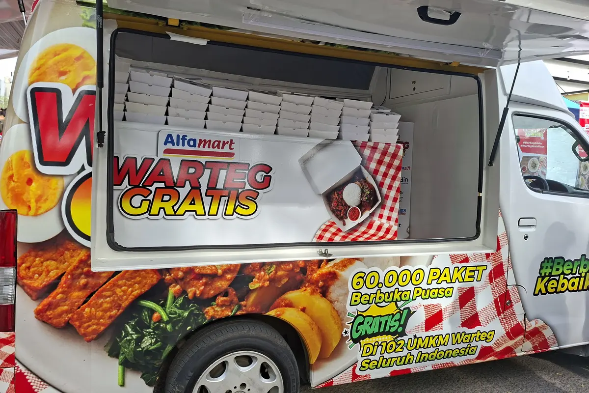 Warteg gratis Alfamart berkeliling menggunakan armada foodtruck. (Foto: Liputan6.com/Pramita T)