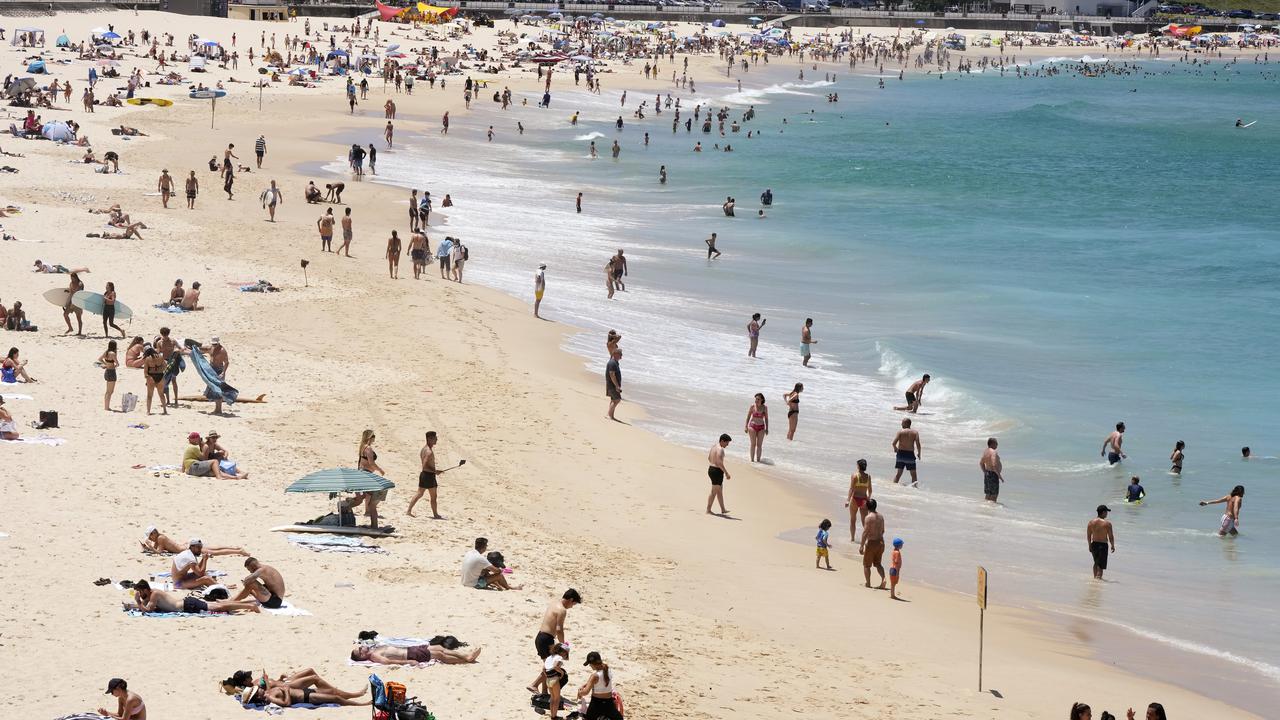 Merayakan Natal di Pantai Bondi Australia