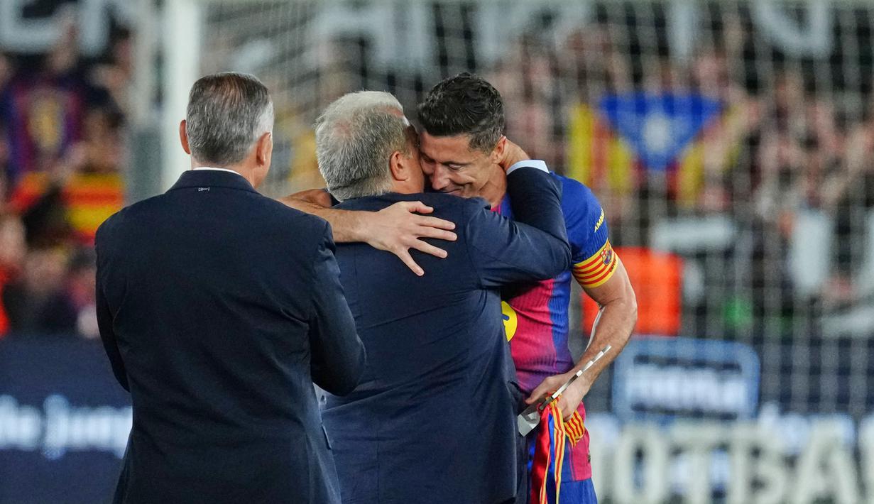 Striker asal Polandia itu resmi menjalani laga terakhirnya bersama Blaugrana di Camp Nou saat menaklukkan Real Betis 3-1, Senin (18/5/2026) dini hari WIB. (AP Photo/Joan Mateu Parra)