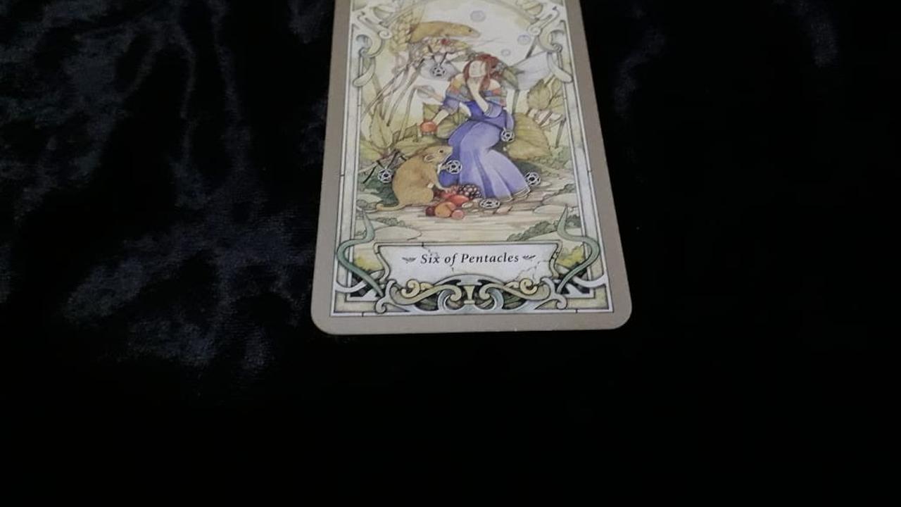 Six of Pentacles, kartu yang terbuka dalam Tarot Hari Ini Rabu, 19 September 2018 (Foto: Elisabet Kusumodewi)