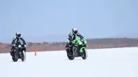 Ben Felten yang merupakan tuna netra telah memecahkan rekor Guinness Wolrd Record dengan memacu motor sport Kawasaki Ninja ZX-10R Hingga 266,685 km/jam di acara Speed Week 2018 di Lake Gairdner, South Australia. (AMCN))