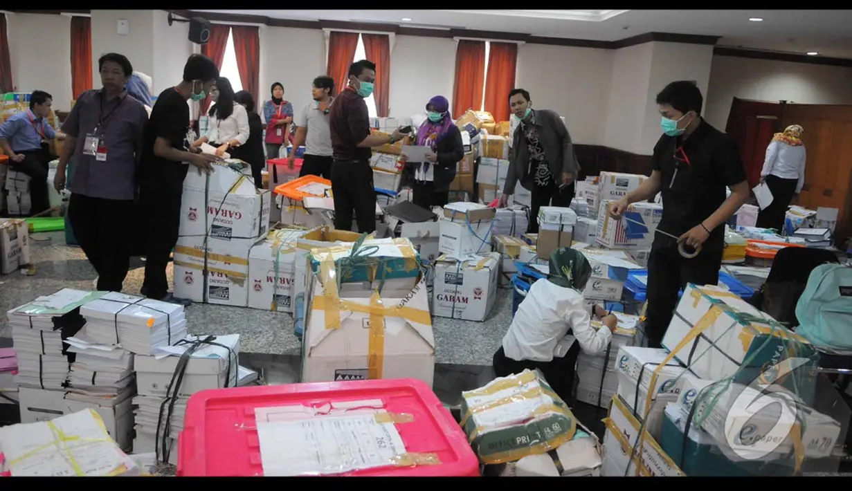 Karena berkas yang diberikan sangat banyak perlu puluhan orang untuk angkut berkas gugatan Prabowo, Jakarta, Senin (18/8/2014) (Liputan6.com/Herman Zakharia)