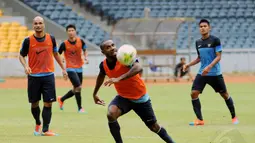 Pesepakbola asal Papua, Boaz Salossa (tengah) mulai berlatih bersama timnas Indonesia di Stadion GBK Jakarta, Kamis (13/11/2014). (Liputan6.com/Helmi Fithriansyah)