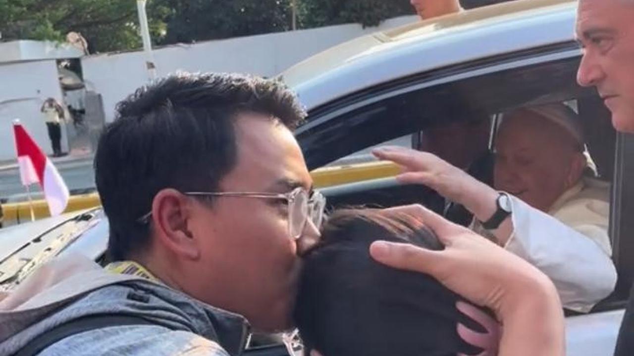 Viral, Begini Momen Ibu Hamil dan Kandungannya Diberkati oleh Paus Fransiskus