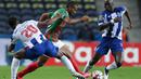 Striker FC Porto, Ze Luis, berebut bola dengan gelandang Maritimo, Diego Moreno, pada laga lanjutan Liga Portugal di Dragao Stadium, Porto, Kamis (10/6/2020) waktu setempat. Porto menang tipis 1-0 atas Maritimo. (AFP/Jose Coelho/Pool)