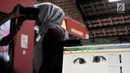 Petugas memindai mata warga untuk pembuatan e-KTP saat pelayanan Bina Kependudukan di Rusun Petamburan, Jakarta, Rabu (26/6/2019). Operasi Biduk Dinas Dukcapil Jakarta Pusat dari 14-24 Juni 2019 mencatat 3.491 jiwa merupakan pendatang baru dari luar Jakarta pasca Idul Fitri 1440 H. (merdeka.com/Iqba