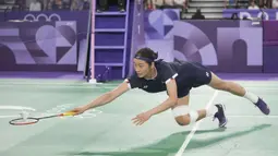 Pebulu tangkis tunggal putri Korea Selatan, An Se-young menjatuhkan diri untuk menjangkau bola di depan net saat menghadapi wakil Indonesia, Gregoria Mariska Tunjung pada laga semifinal nomor tunggal putri cabor bulu tangkis Olimpiade Paris 2024 di Porte de La Chapelle Arena, Paris, Minggu (4/8/2024). An Se-young menang rubber-game 11-21, 21-13 dan 21-16. (AP Photo/Kin Cheung)