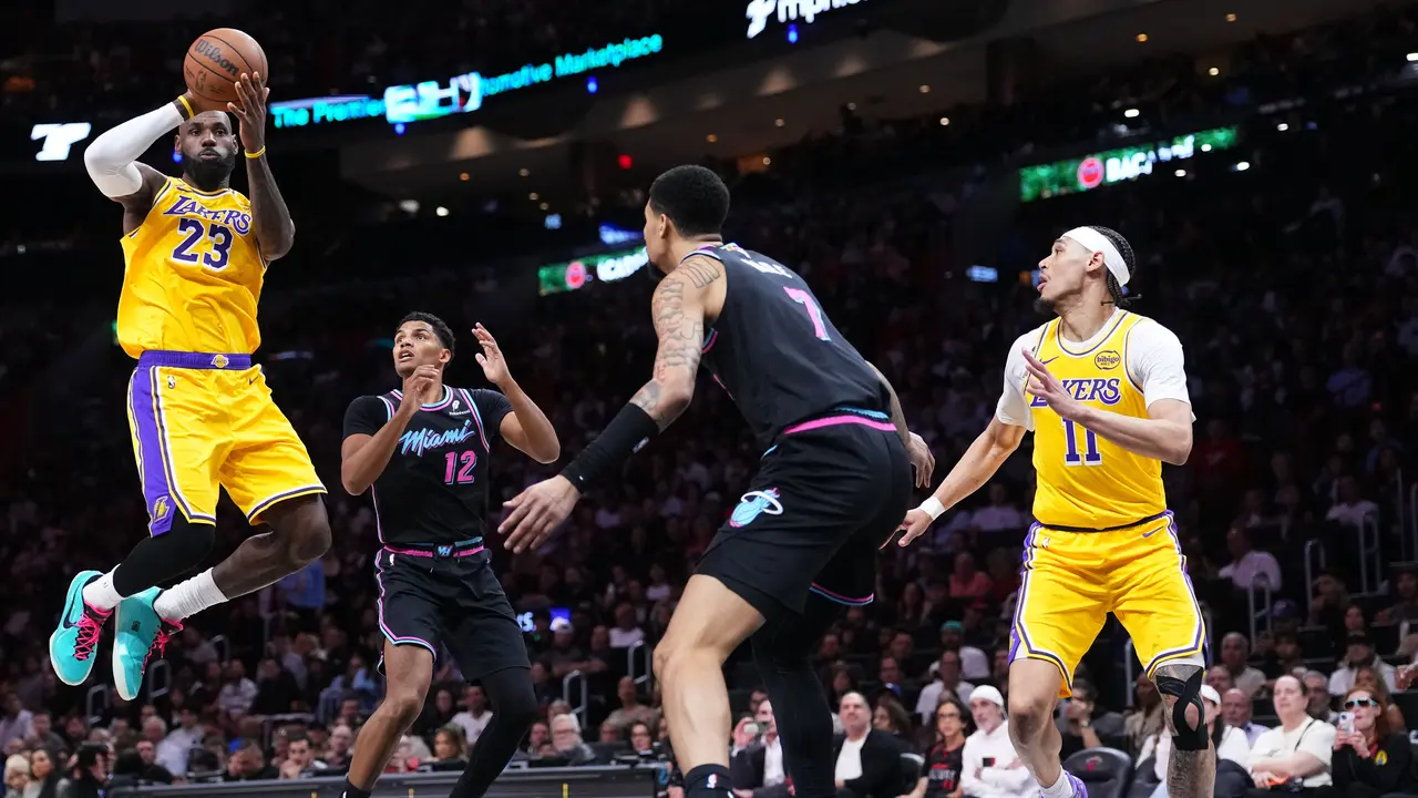 LeBron James beraksi saat Lakers melawan Heat di lanjutan NBA 2025/2026