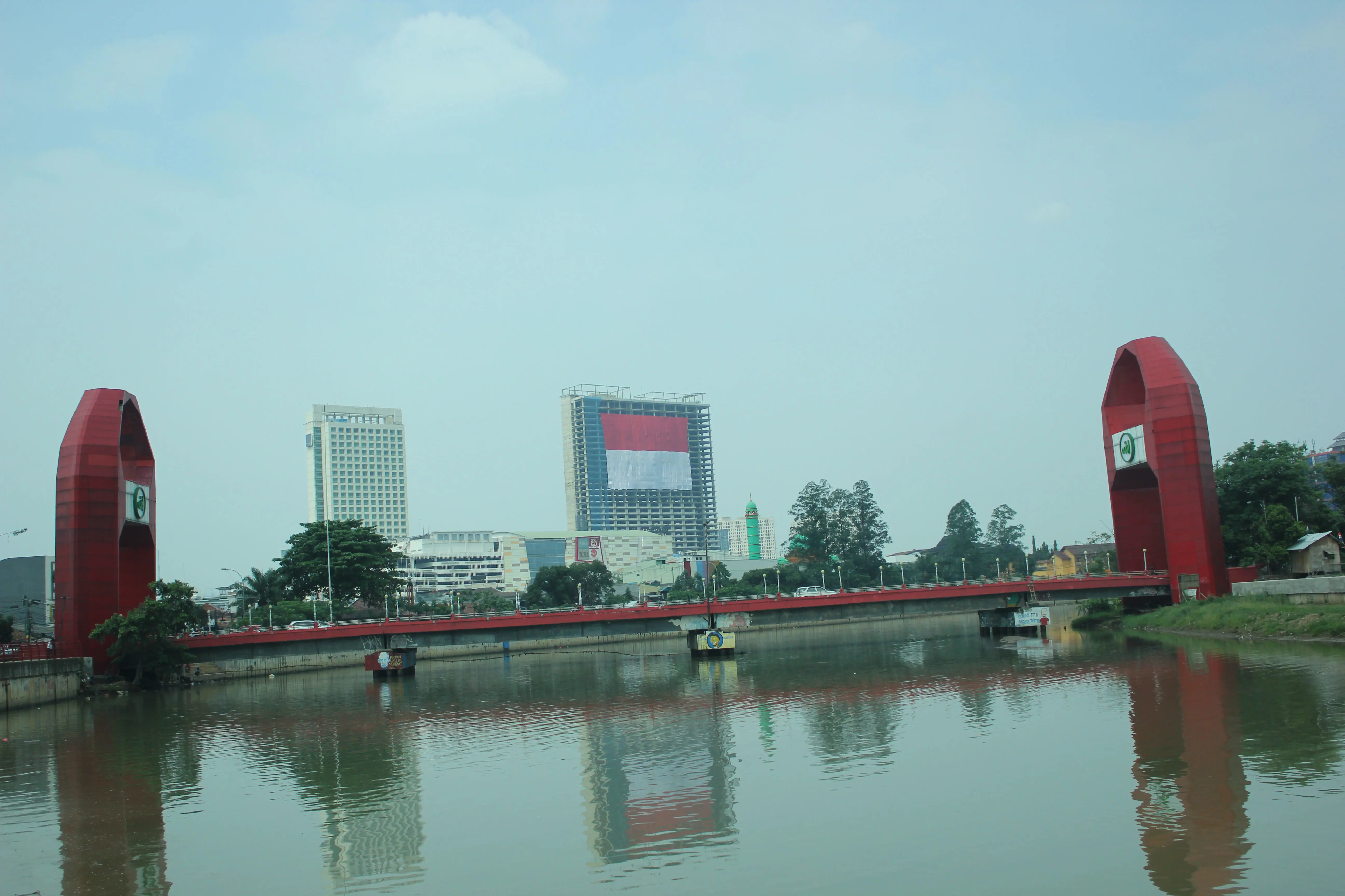 Terdapat pesan dari Pemkot kota Tangerang dibalik berkibarnya bendera terbesar ini