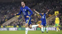 Gelandang Chelsea, Mason Mount berselebrasi usai mencetak gol ke gawang Norwich City pada pertandingan lanjutan Liga Inggris di Carrow Road, Norwich, Inggris, Jumat (11/3/2022). Chelsea menang atas Norwich City 3-1. (Joe Giddens/PA via AP)