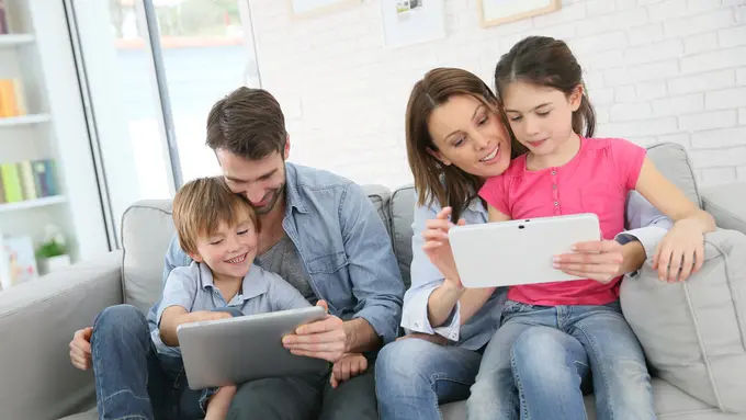 Rayakan Hari Keluarga Nasional tahun dengan lebih mengajarkan anak sehat berinternet/dok. Shutterstock