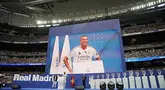 Real Madrid resmi memperkenalkan Kylian Mbappe sebagai pemain anyar di Stadion Santiago Bernabeu, Selasa (16/7/2024). (AP Photo/Andrea Comas)