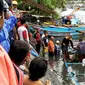 Banjir menerjang Sungai Kaliyasa, Cilacap dan menyeret 50-an kapal, 1 Januari 2018. (Foto: Liputan6.com/Muhamad Ridlo)