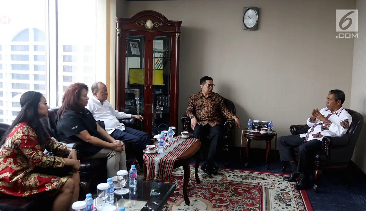 Duta Besar Timor Leste untuk Indonesia Alberto Carlos (kanan) berbincang dengan jajaran EMTEK dan SCM Group di Jakarta, Kamis (9/8). Pertemuan membahas kerja sama di sektor media. (Liputan6.com/JohanTallo)