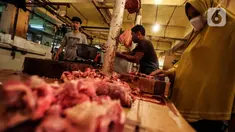 Pembeli memilih daging yang dijual di Pasar Kebayoran Lama, Jakarta, Kamis (24/2/2022). Pedagang daging mengeluhkan harga yang terus naik dan merencanakan mogok dagang mulai hari Senin, 28 Februari 2022 mendatang jika harga daging tidak turun. (Liputan6.com/Johan Tallo)