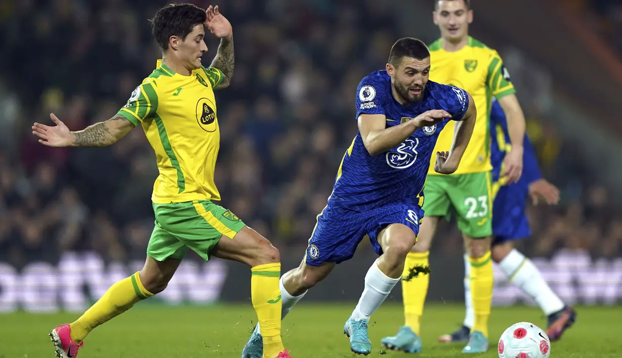 Gelandang Chelsea, Mateo Kovacic membawa bola dari kawalan pemain Norwich City, Mathias Normann pada pertandingan lanjutan Liga Inggris di Carrow Road, Norwich, Inggris, Jumat (11/3/2022). Chelsea menang atas Norwich City 3-1. (Joe Giddens/PA via AP)