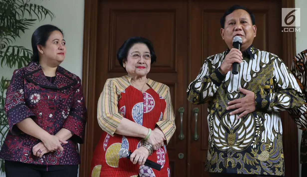 Ketua Umum Partai Gerindra, Prabowo Subianto (kanan) bersama Ketua Umum PDIP, Megawati Soekarnoputri (tengah) memberi keterangan terkait pertemuan dan makan siang bersama di kediaman Megawati di Jalan Teuku Umar, Jakarta, Rabu (24/7/2019). (Liputan6.com/Helmi Fithriansyah)