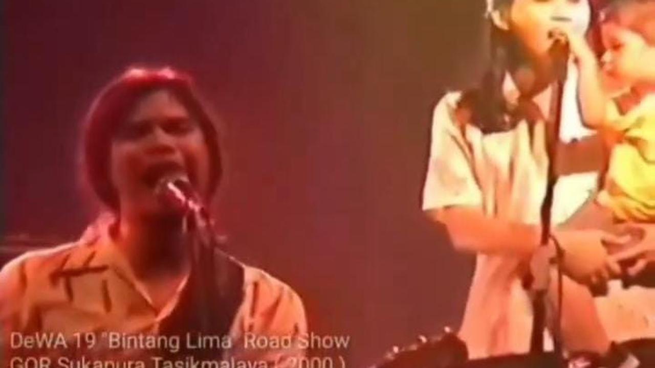 Potret Lawas Maia Estianty Jadi Backing Vocal Dewa 19, Masih Awal Karir - Bernyanyi Sambil Gendong Al Kecil