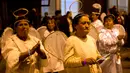 Sejumlah wanita mengenakan kostum peri menari saat parade Natal tahunan di La Paz, Bolivia (24/11). Para peserta juga mengenakan kostum bintang, peri, kepingan salju dan tokoh-tokoh lain dalam dongeng Natal. (AP Photo/Juan Karita)