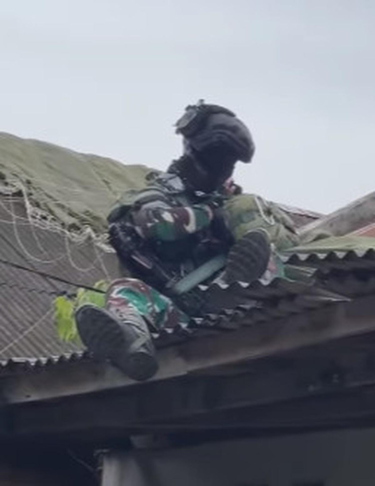 Kemunculan Prajurit TNI Penerjun Bikin Satu Keluarga Terkejut Keluar Rumah