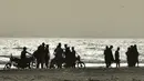 Warga Pakistan berkumpul di tepi pantai Clifton selama gelombang panas yang terjadi di Karachi, Senin (21/5). Lebih dari 60 orang tewas akibat gelombang panas terik yang melanda Karachi, Pakistan, dalam tiga hari terakhir. (AFP/RIZWAN TABASSUM)