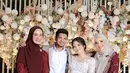 Zaskia Sungkar dan Shireen Sungkar baru-baru ini menghadiri pernikahan adik laki-laki mereka, Yusuf Averoes Sungkar. [@shireensungkar/@zaskiasungkar15]