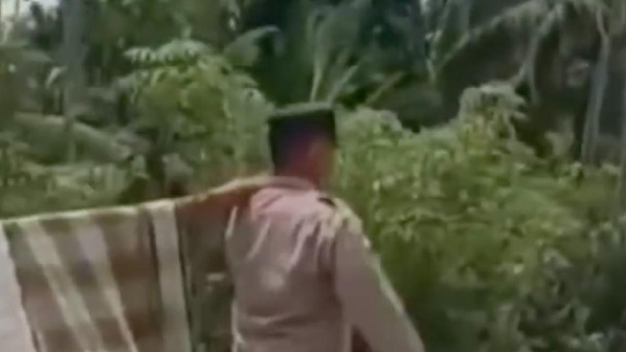 Viral Bripka Heru Menandu Ibu Melahirkan Sejauh 3 Kilometer, Aksi Herioknya Curi Perhatian