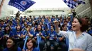 Fans Leicester City bernyanyi dan meneriakan yel-yel menyambut para pemain dan Official tim Leicester City saat parade trofi juara Liga Inggris 2015/2016 di Bangkok, (19/5/2016). (AFP/Lillian Suwanrumpha)