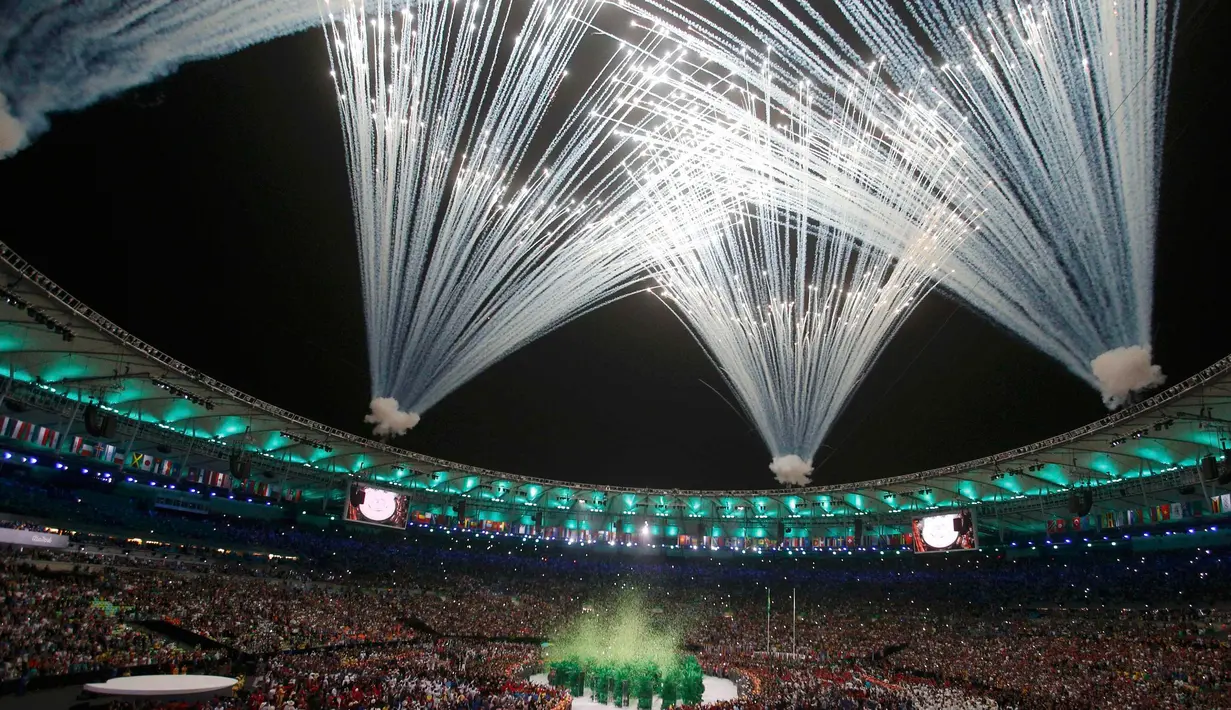 Pesta kembang api ikut memeriahkan Olimpiade 2016 di Rio de Janeiro, Brasil, (5/8).Pesta kembang api dan persembahan luar biasa dari penari dan musisi Brasil ini memberikan pesan dunia untuk melestarikan lingkungan.( REUTERS/Stoyan Nenov)