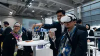 Salah satu pengunjung tengah menjajal produk-produk unggulan Peruri menggunakan teknologi Virtual Reality pada pameran Hannover Messe 2023.