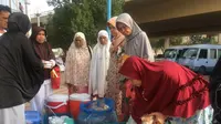 Makanan khas Indonesia laris diburu jemaah calon haji di lapak milik Baha. (www.kemenag.go.id)