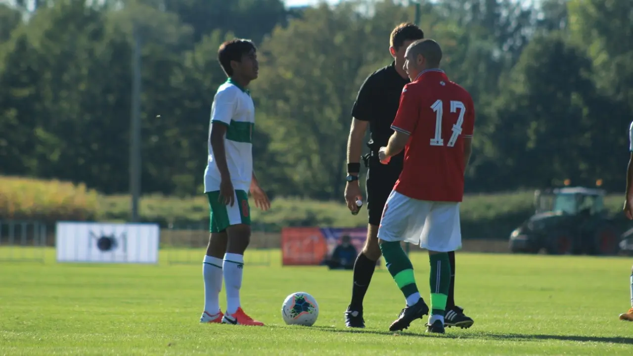 Gelandang Timnas Indonesia U-19, David Maulana, saat menghadapi Bulgaria U-18.