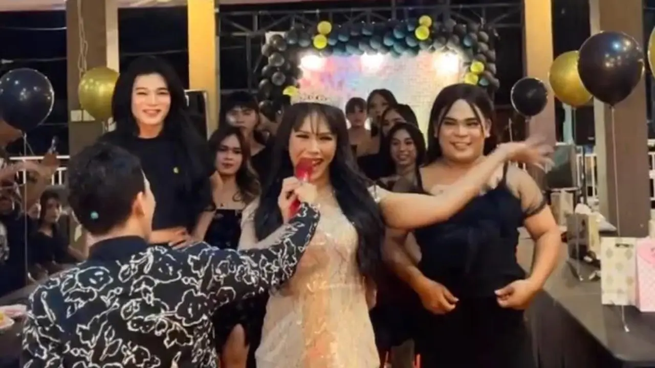 Waria Lenggak-Lenggok