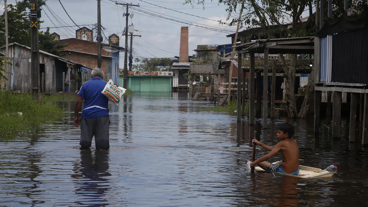 Warga di Hutan Hujan Amazon Terimbas Banjir