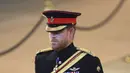 Pangeran Harry ditugaskan untuk berjaga di sekitar peti jenazah Ratu Elizabeth II di Westminster Hall, di Istana Westminster, London, Sabtu (17/9/2022). Atas permintaan Raja Charles, Pangeran Harry mengenakan seragam militernya untuk pertama kalinya sejak 2020. (Chris Jackson/Pool Photo via AP)