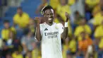 Pemain Real Madrid, Vinicius Junior, tampak kecewa setelah ditahan imbang Las Palmas pada laga pekan ketiga La Liga 2024/2025 di Stadion Gran Canaria, Jumat (30/8/2024).  (AP Photo/Gabriel Jimenez)