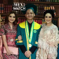 Krisdayanti dan Ashanti tampil charming dengan balutan nuansa modern etnik. (Sumber foto: azriel_hermansyah/instagram)