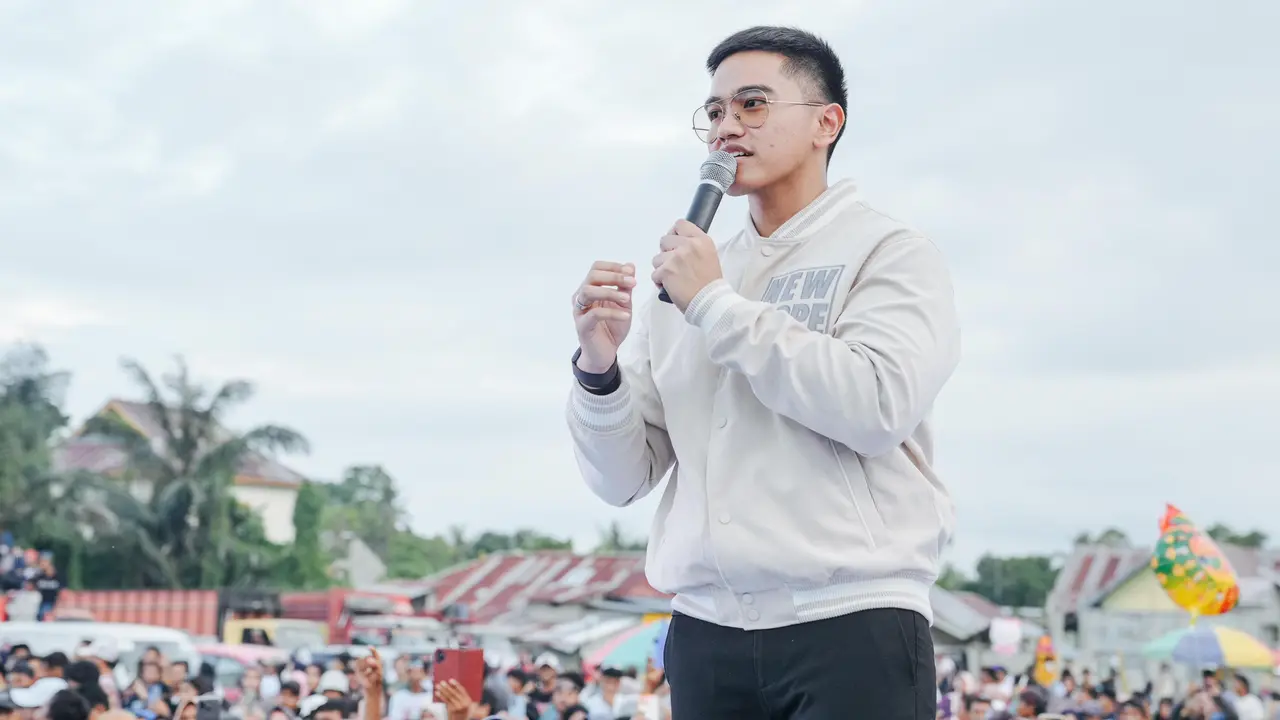 Ketua Umum DPP Partai Solidaritas Indonesia (PSI) Kaesang Pangarep menghadiri acara kampanye akbar pasangan calon Gubernur dan calon wakil Gubernur Sulawesi Tengah H. Ahmad Ali-Abdul Karim Aljufri di Lapangan Masingi, Paringi.
