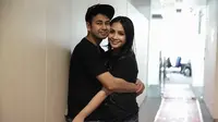 Pasangan selebritis Raffi Ahmad dan Nagita Slavina saat mengunjungi Liputan6.com, Jakarta, Senin (9/4). (Liputan6.com/Faizal Fanani)