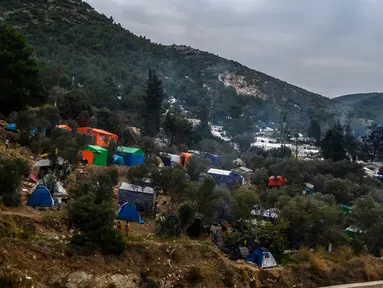 Pemandangan lereng bukit yang ditutupi dengan tenda di kamp pengungsi di pulau Samos, Yunani (13/11/2019). Kamp Samos, awalnya dibangun untuk menampung 650 orang, telah lama melampaui batas-batasnya. (AFP Photo/Angelos Tzortzinis)