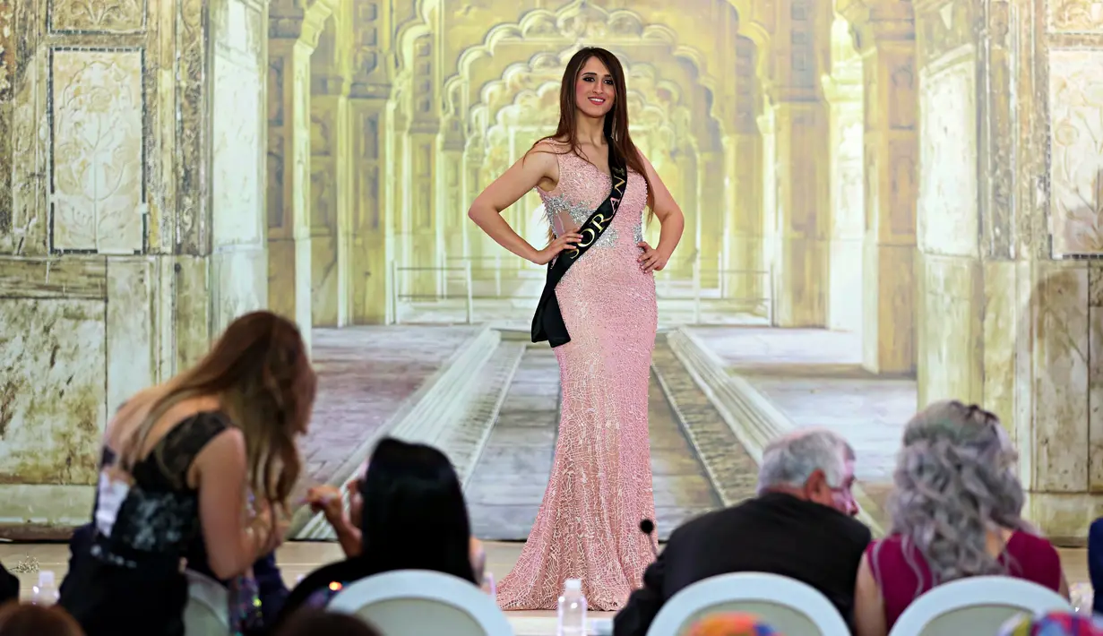 Salah satu kontestan berpose saat mengikuti ajang kontes kecantikan Miss Irak 2017 di Baghdad, Irak, (25/5). (AP Photo/Karim Kadim)