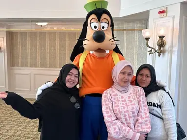 Tak hanya keluarga Raffi Ahmad yang menikmati kebahagiaan ini. Cipung turut mengajak tiga pengasuhnya untuk liburan bersama. Mereka adalah Mbak Lala, Sus Rini, dan Sus Ayu, yang setia merawat dan mendampingi anak-anak Raffi dan Nagita. (Liputan6.com/IG/@ciamyayu_94)