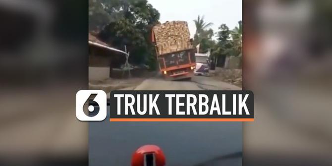 VIDEO: Detik-Detik Truk Terbalik Akibat Kelebihan Muatan