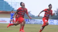 PSBI Blitar menang dengan skor tipis 1-0 atas Madiun Putradi Stadion Gelora Panataran, Nglegok, Kabupaten Blitar, Sabtu (29/7/2017). (Bola.com/Robby Firly)
