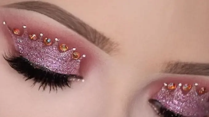 Eyeshadow Bentuk Mahkota Ini Bikin Kamu Mupeng