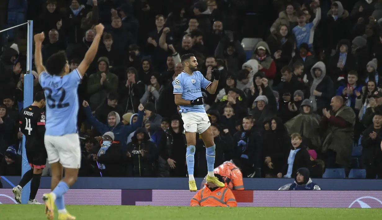 Gelandang Manchester City, Riyad Mahrez (kanan) berselebrasi usai mencetak gol ke gawang Sevilla pada pertandingan lanjutan Grup G Liga Champions di stadion Etihad di Manchester, Inggris, Kamis (3/11/2022). Kemenangan ini memantapkan posisi Man City sebagai juara Grup G dengan mengoleksi 14 poin. (AP Photo/Rui Vieira)