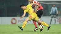 Duel Lee Yoo Joon dan Peter Odemwingie dalam pertandingan antara Madura United dan Bhayangkara FC, Rabu (8/11/2017). Peter Odemwingie menjadi salah satu dari tiga pemain Madura United yang mendapat kartu merah dalam pertandingan ini. (Dok. Bhayangkara FC)