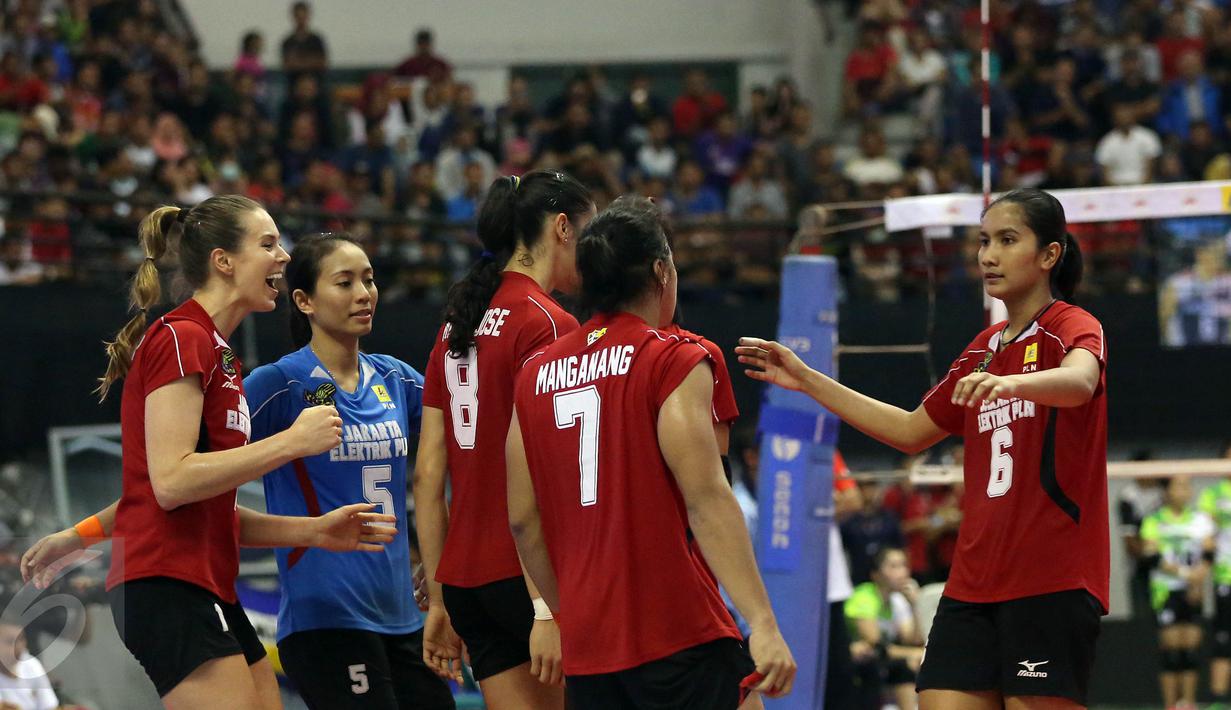 Pemain voli Jakarta Elektrik PLN melakukan selebrasi usai mencetak angka dari tim Jakarta Pertamina Energi pada pertadingan Grand Final Proliga 2017 di GOR Among Rogo, Yogyakarta (23/4). (Liputan6.com/Johan Tallo)