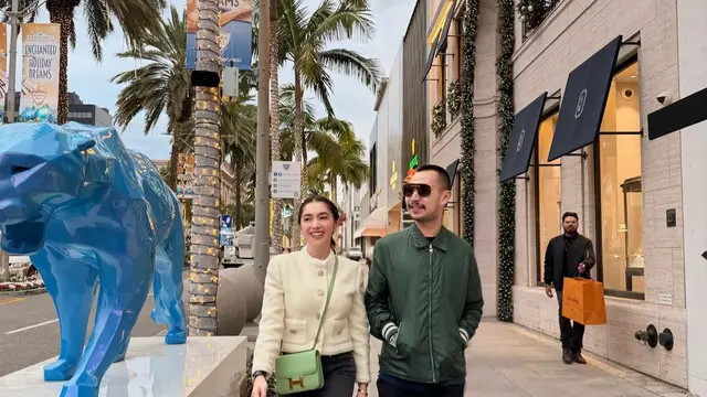 Padu Padan Jaket Pastel Angel Karamoy Saat Liburan di Amerika Serikat